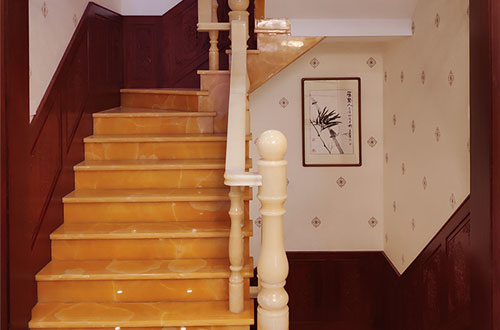 水城中式别墅室内汉白玉石楼梯的定制安装装饰效果